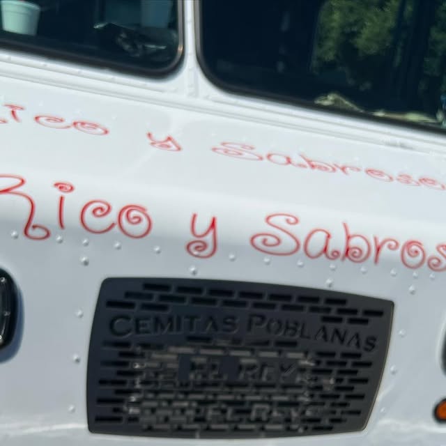 The Cemitas El Rey Rico y Sabroso truck